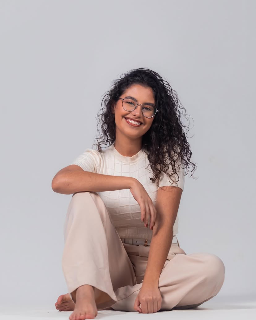 Psicóloga Rebeca Ayupe em ambiente acolhedor